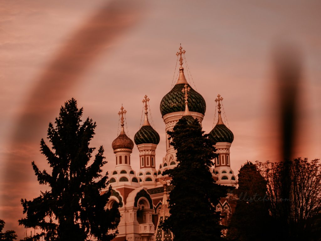 Visiter Saint-Pétersbourg sans bouger de Nice, oui c'est possible ! Suivez le guide ! Carnet de voyage, reportage photo et anecdotes pour bien profiter de la Cathédrale russe Saint Nicolas II - Kallisteha, voyages et vérités